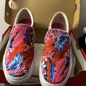 Nike kids sneakers size 6 in preowned but good condition.